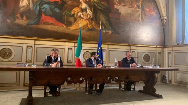 Salle du Cénacle du Complexe du Vicolo Valdina/Parlement de la République italienne, le 21 juillet 2021. De gauche à droite : Federico Grandesso, Référent pour la presse internationale de la fondation, Onorevole Cristian Romaniello, Président de la Section de l'Amitié bilatérale Italie-Suisse, Stéphane Marti, Président de la Fondation Fellini.